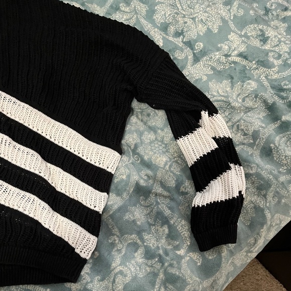 Cropped “ JoeBoxer” black and white stripped sweater - Picture 3 of 4